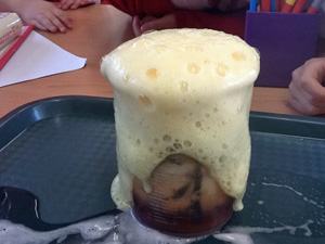 Louise Lucas messy science - volcano experiment
