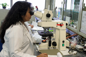 Woman-in-laboratory